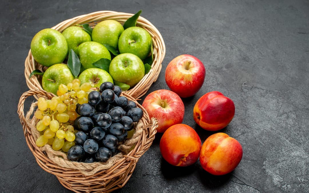 U investování je důležitá diverzifikace - na obrázku jsou různé košíčky s jablky a hroznovým vínem